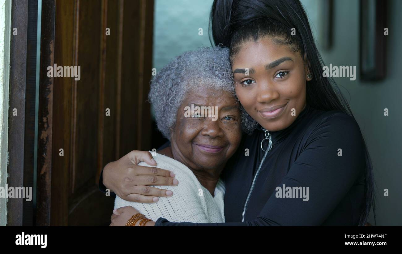 Grande fille embrassant la grand-mère de famille authentique amour et embrasser Banque D'Images