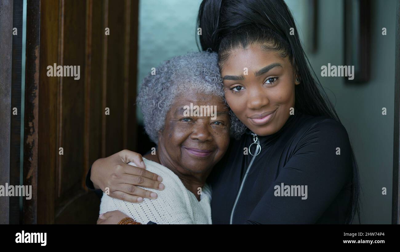 Grande fille embrassant la grand-mère de famille authentique amour et embrasser Banque D'Images