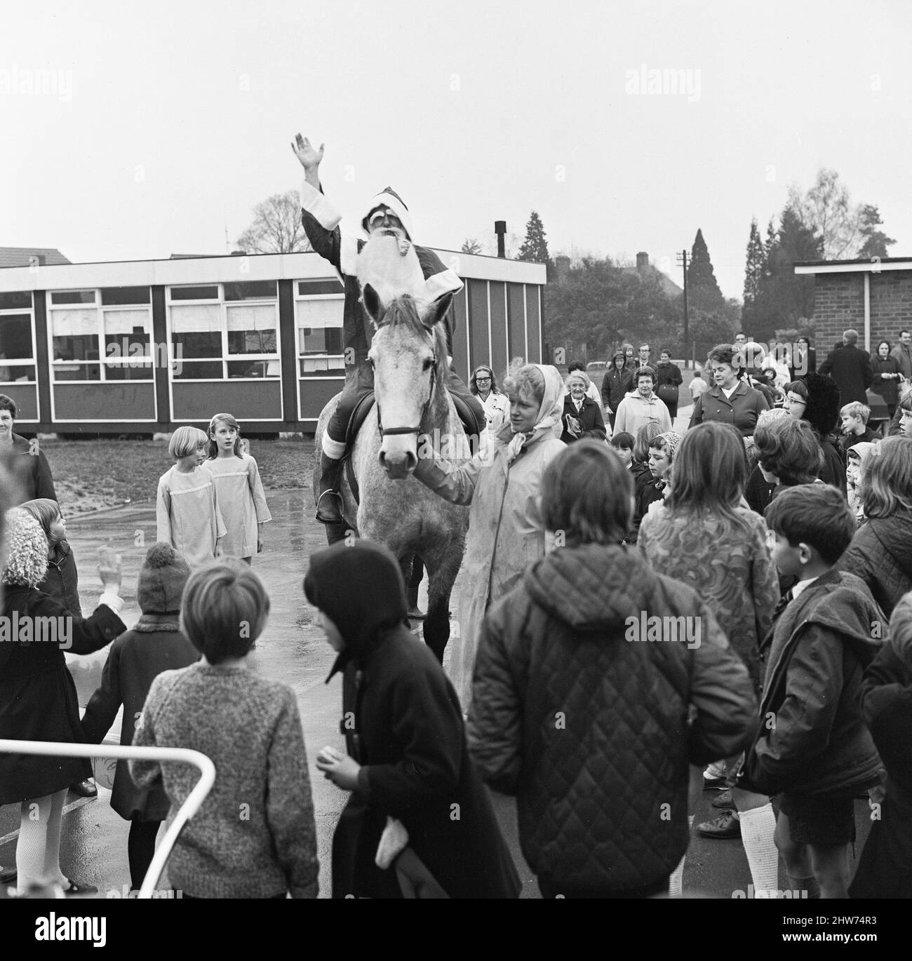 Le Père Noël arrive à cheval à l'école Woodley, le 30th novembre 1968 Banque D'Images