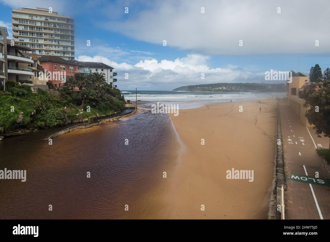 Sydney, Australie, vendredi 4th mars 2022. Queenscliff Beach a fermé en raison de la pollution et des conditions dangereuses résultant de la montée du lagon de Queenscliff en raison d'un important système de basse pression affectant le coût est de l'Australie, avec des pluies et des inondations extrêmes. Credit Paul Lovelace/Alamy Live News Banque D'Images