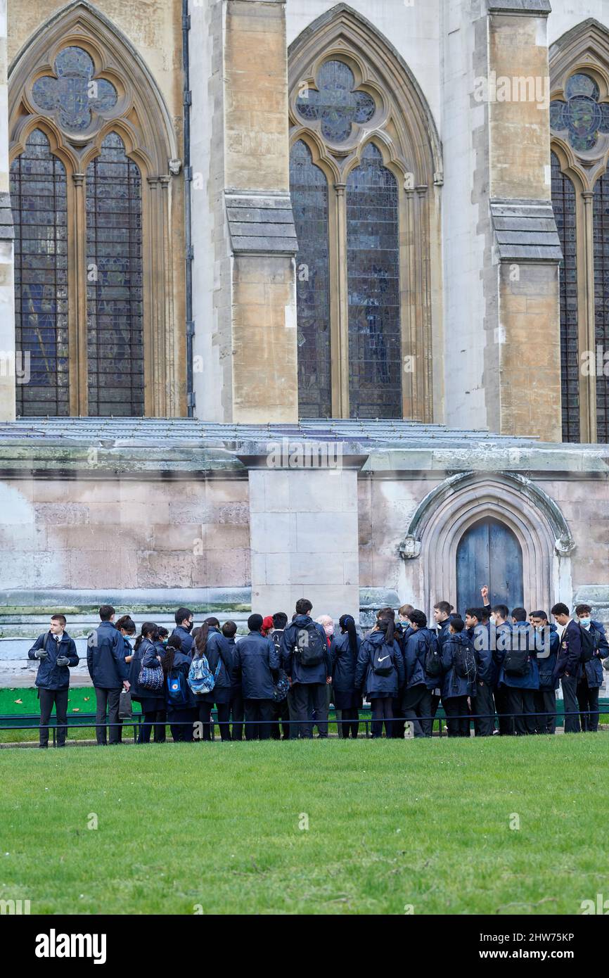 Une fête d'adolescents avec guide à l'abbaye de Westminster, l'église chrétienne royale utilisée pour les couronnements britanniques, Londres, Angleterre. Banque D'Images