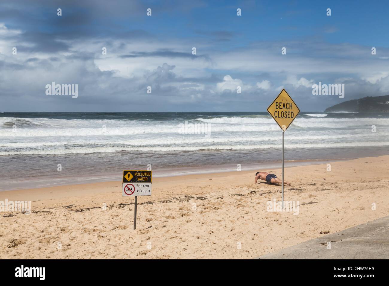 Sydney, Australie, vendredi 4th mars 2022. Queenscliff Beach a fermé en raison de la pollution et des conditions dangereuses résultant de la montée du lagon de Queenscliff en raison d'un important système de basse pression affectant le coût est de l'Australie, avec des pluies et des inondations extrêmes. Credit Paul Lovelace/Alamy Live News Banque D'Images
