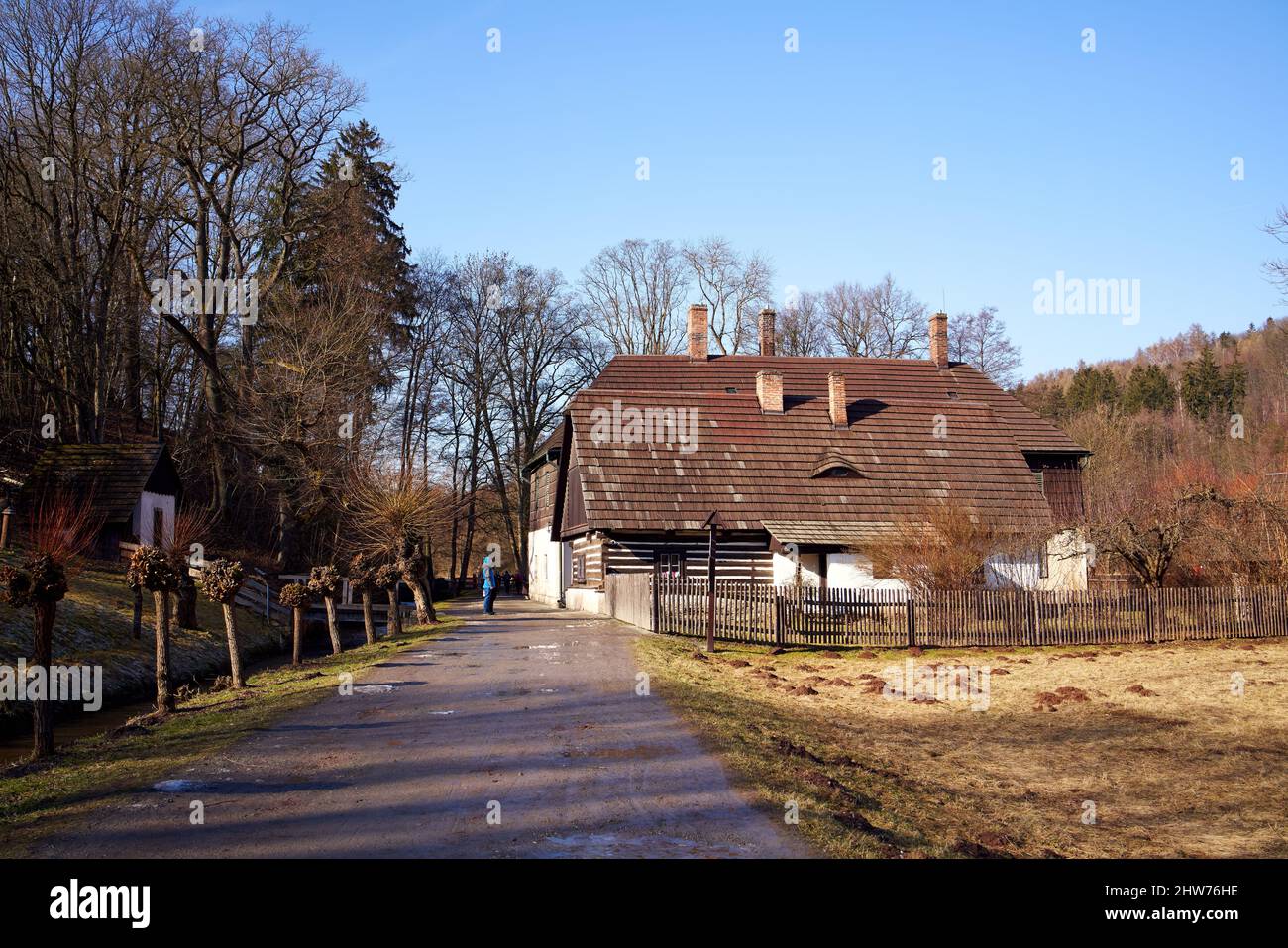 STAARE BELIDLO, RÉPUBLIQUE TCHÈQUE - 13 FÉVRIER 2022 : ancien chalet rural construit de rondins dans la vallée de Babiccino udoli ou grand-mère Banque D'Images