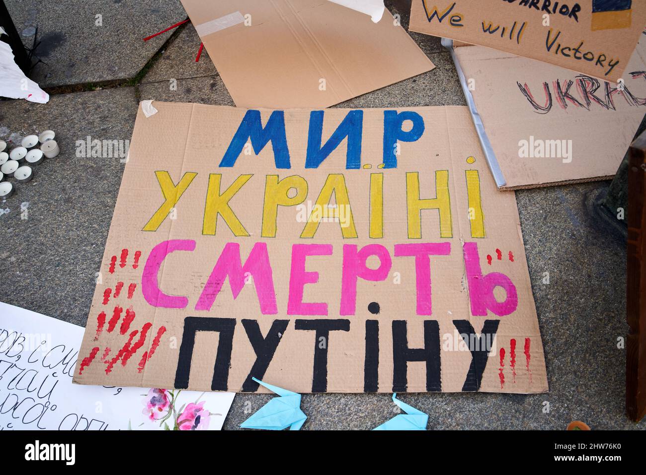 PRAGUE, RÉPUBLIQUE TCHÈQUE - 3 MARS 2022: Signes disant la paix à l'Ukraine, mort à Poutine en langue ukrainienne à la base du monument de Saint-Vencesl Banque D'Images