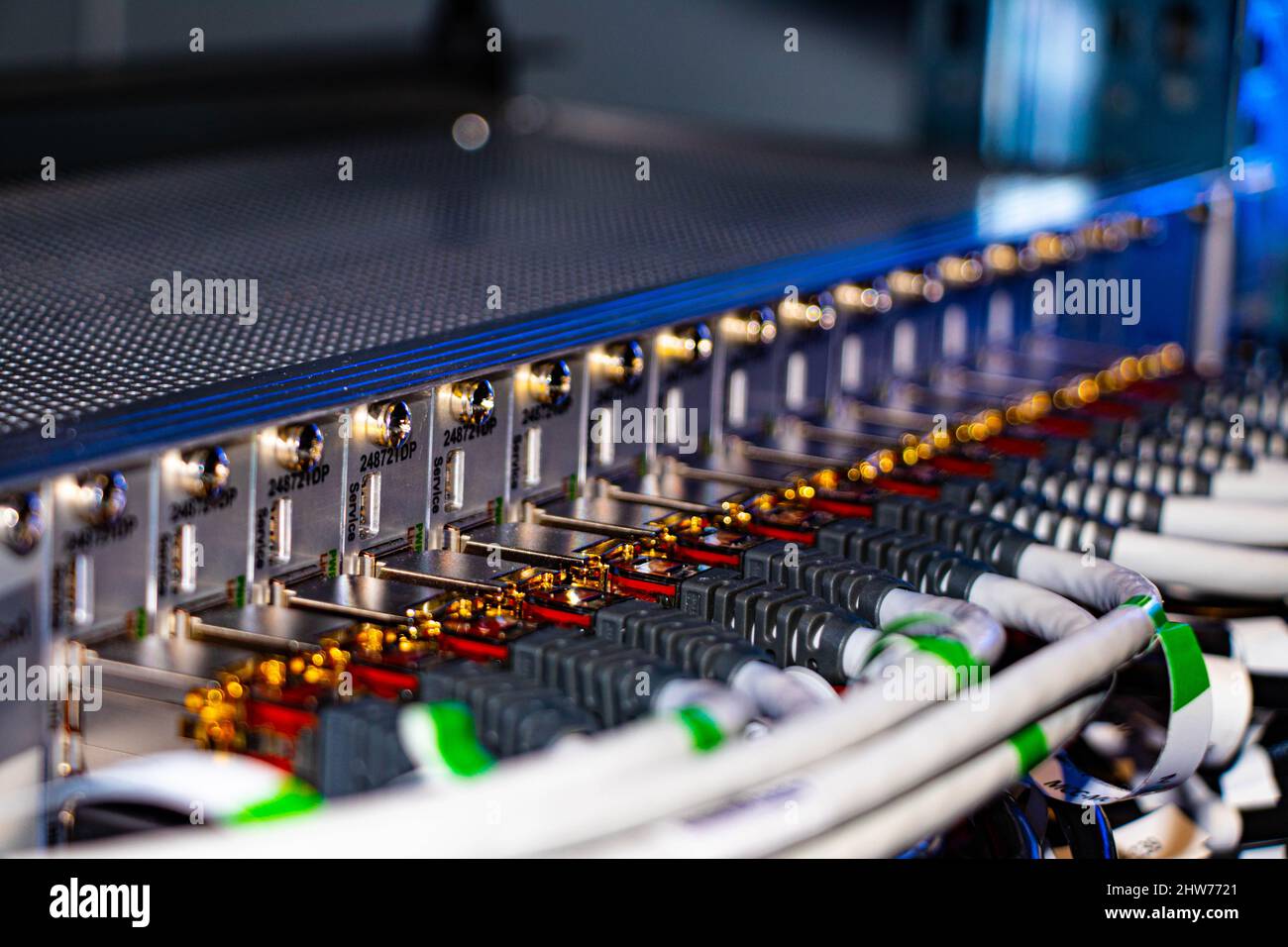 Gros plan sur les modules réseau kvm dans la salle des serveurs. Banque D'Images