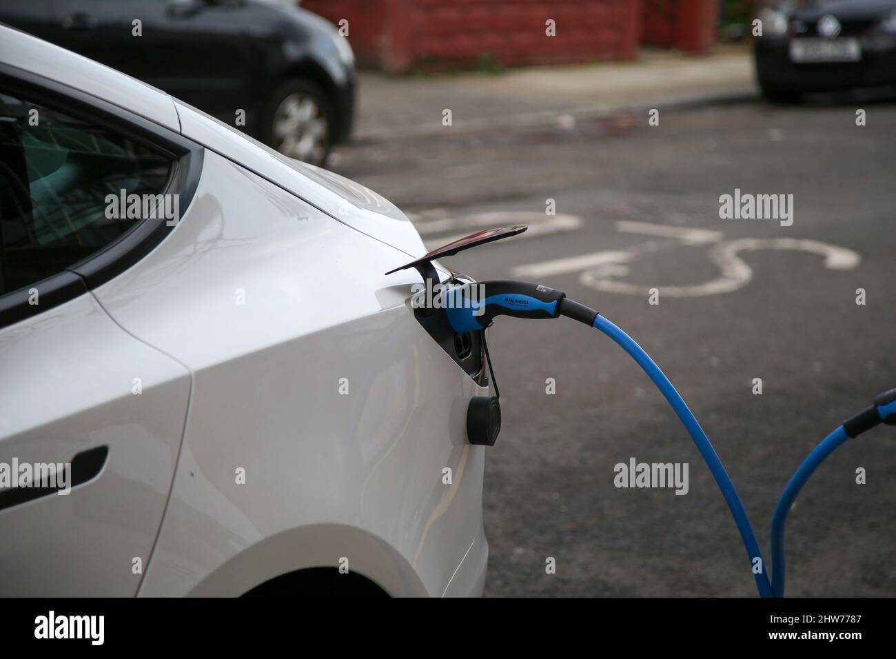 Londres, Royaume-Uni 3 mars 2022 - Une voiture électrique Tesla utilisant  un point de charge EV à Londres. Selon le groupe de consommateurs qui?, 31%  des propriétaires de voitures électriques ont signalé