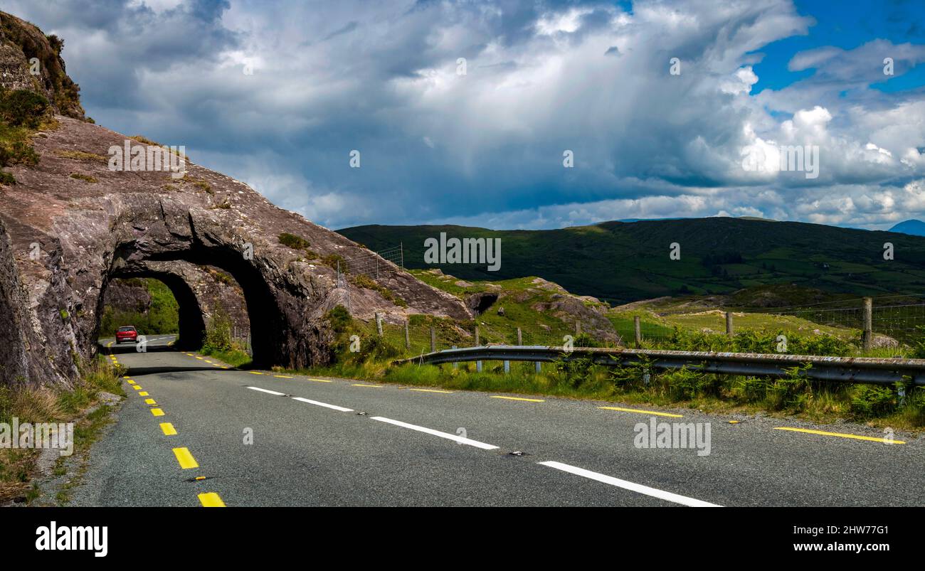 Tunnel sur la Bantry à Kenmare Road (N71) Comté de Kerry, Irlande Banque D'Images