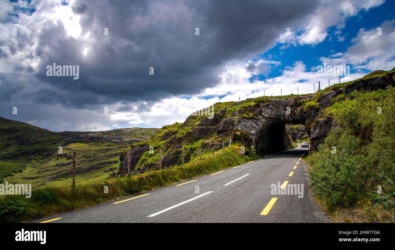 Tunnel sur la Bantry à Kenmare Road (N71) Comté de Kerry, Irlande Banque D'Images