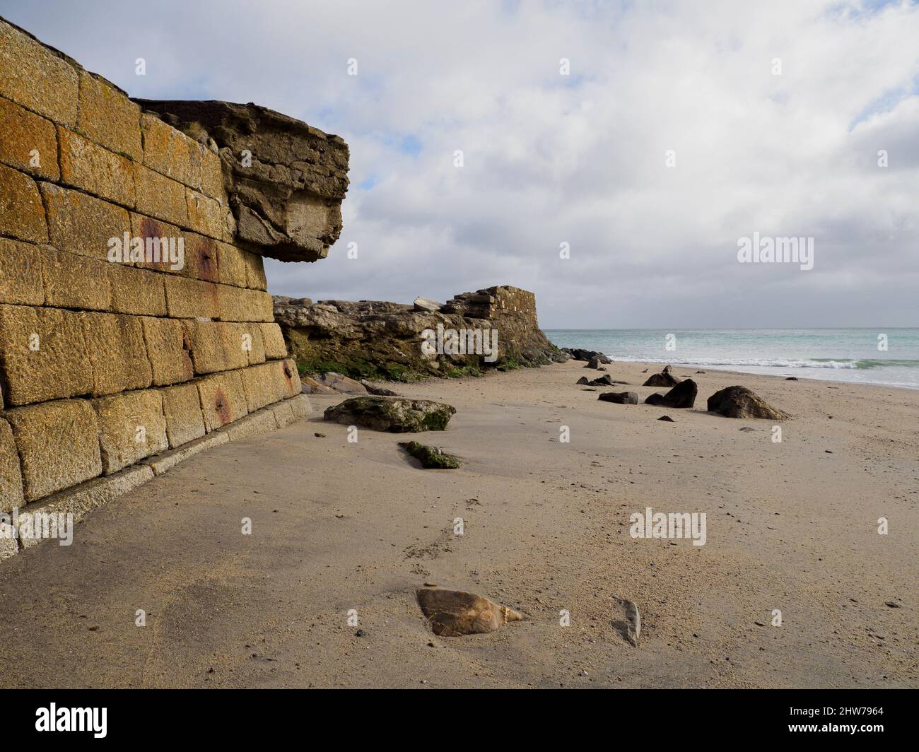 Les vestiges de la partie murale de la jetée de l'entrée du port, Pentewan, Cornwall, Royaume-Uni Banque D'Images