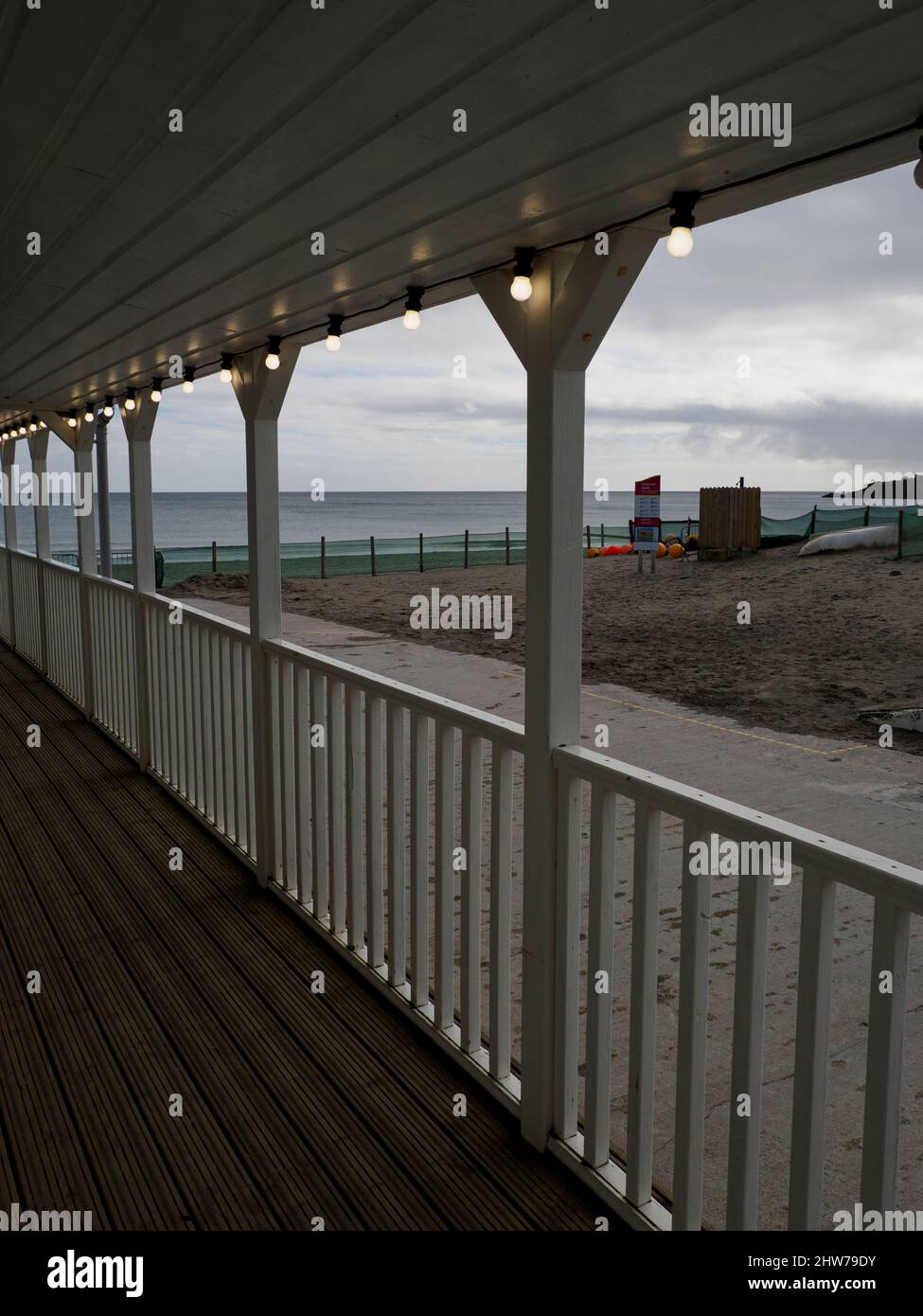 Série de lumières le long d'un passage couvert, Pentewan Sands Beach Cafe, Cornwall, Royaume-Uni Banque D'Images