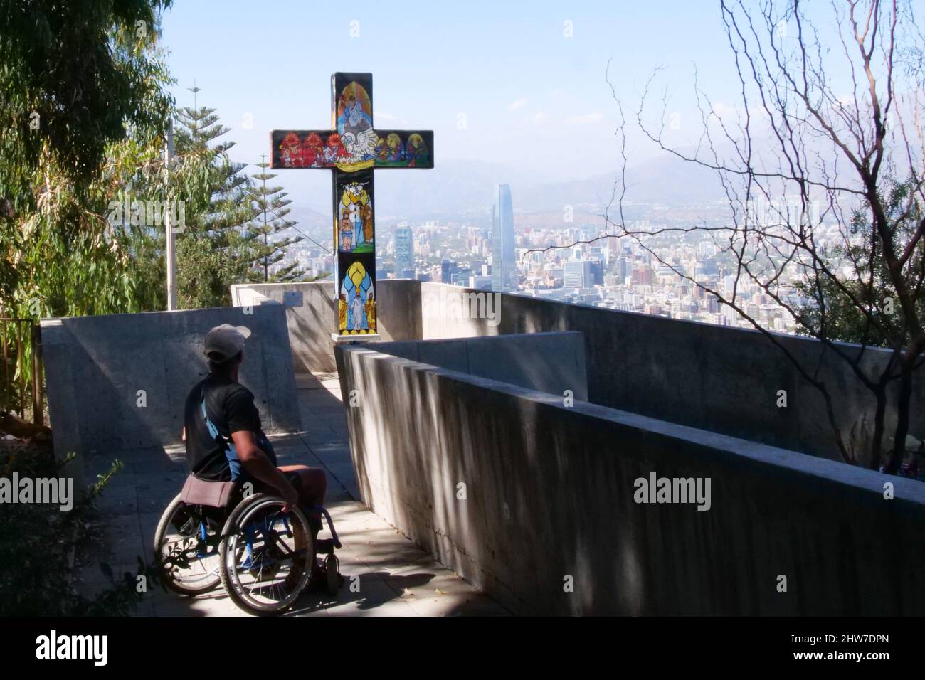 Croix colorée du chemin de sept mots (Camino de las siete palabras) à Cerro San Cristobal Hill - Santiago, Chili, avec les gratte-ciels de sa Banque D'Images