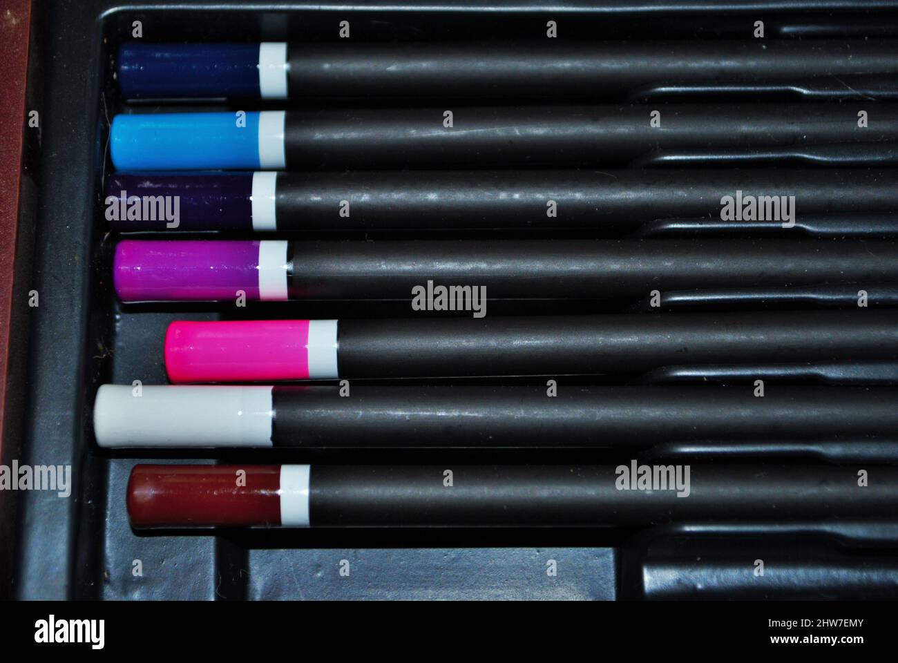 un bouquet de crayons multicolores dans un ensemble d'art Banque D'Images