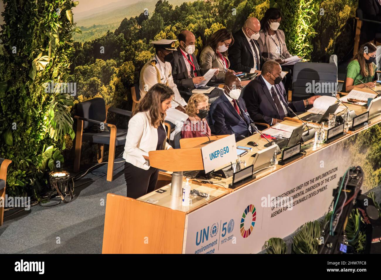 Leila Benali (L), Le Président de l'Assemblée des Nations Unies pour l'environnement de 6th (UNEA-6) et le Ministre de la transition énergétique et du développement durable s'exprime lors d'une session extraordinaire de l'Assemblée consacrée à la commémoration du 50th anniversaire de la création du Programme des Nations Unies pour l'environnement lors de la session de 5th de l'Assemblée des Nations Unies pour l'environnement (UNEA 5,2) 175 pays ont approuvé une résolution historique pour lutter contre la pollution plastique et forger un traité mondial juridiquement contraignant sur les matières plastiques d'ici 2024. (Photo de James Wakibia / SOPA Images / Sipa USA) Banque D'Images