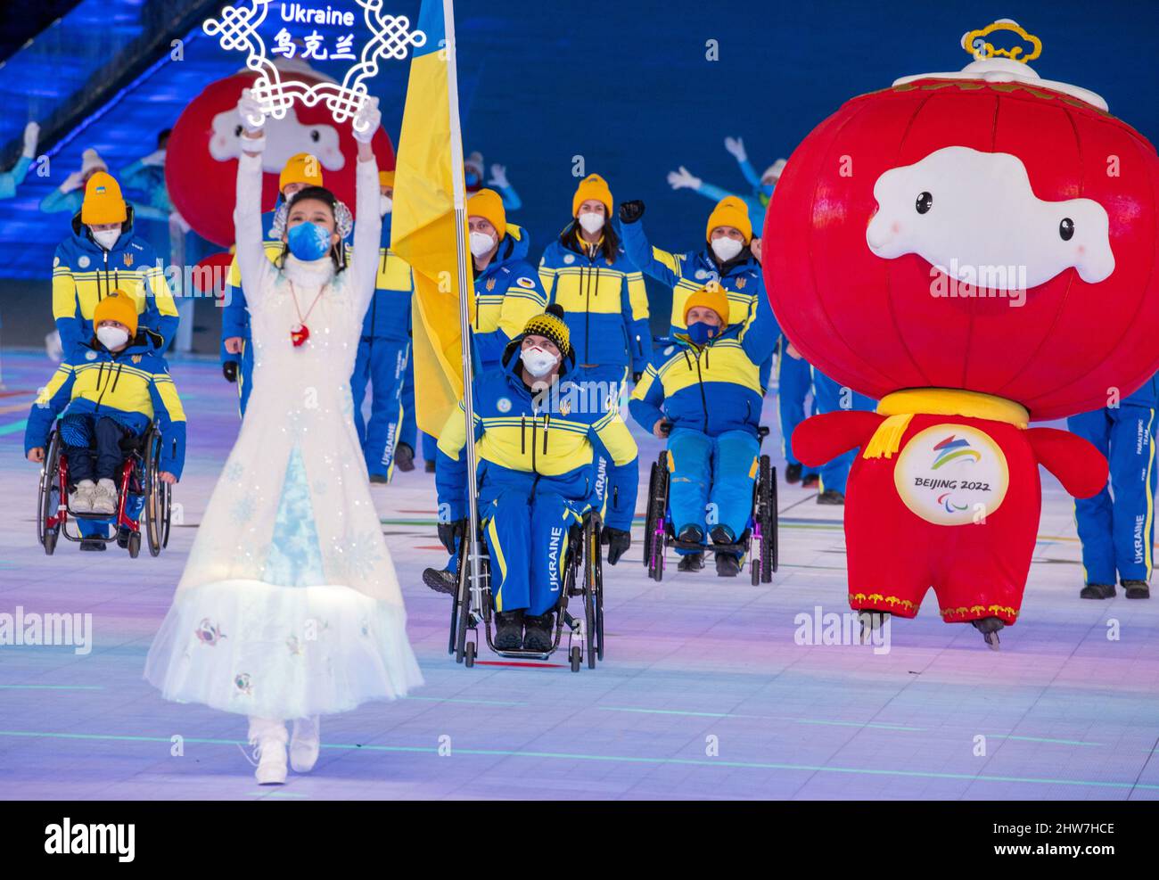 Maksym Yarovyi, porte-drapeau de l'Ukraine, entre dans le stade avec l'équipe d'Ukraine lors de la cérémonie d'ouverture des Jeux paralympiques d'hiver de 2022 à Beijing au stade olympique, en Chine. Date de la photo : vendredi 4 mars 2022. Banque D'Images