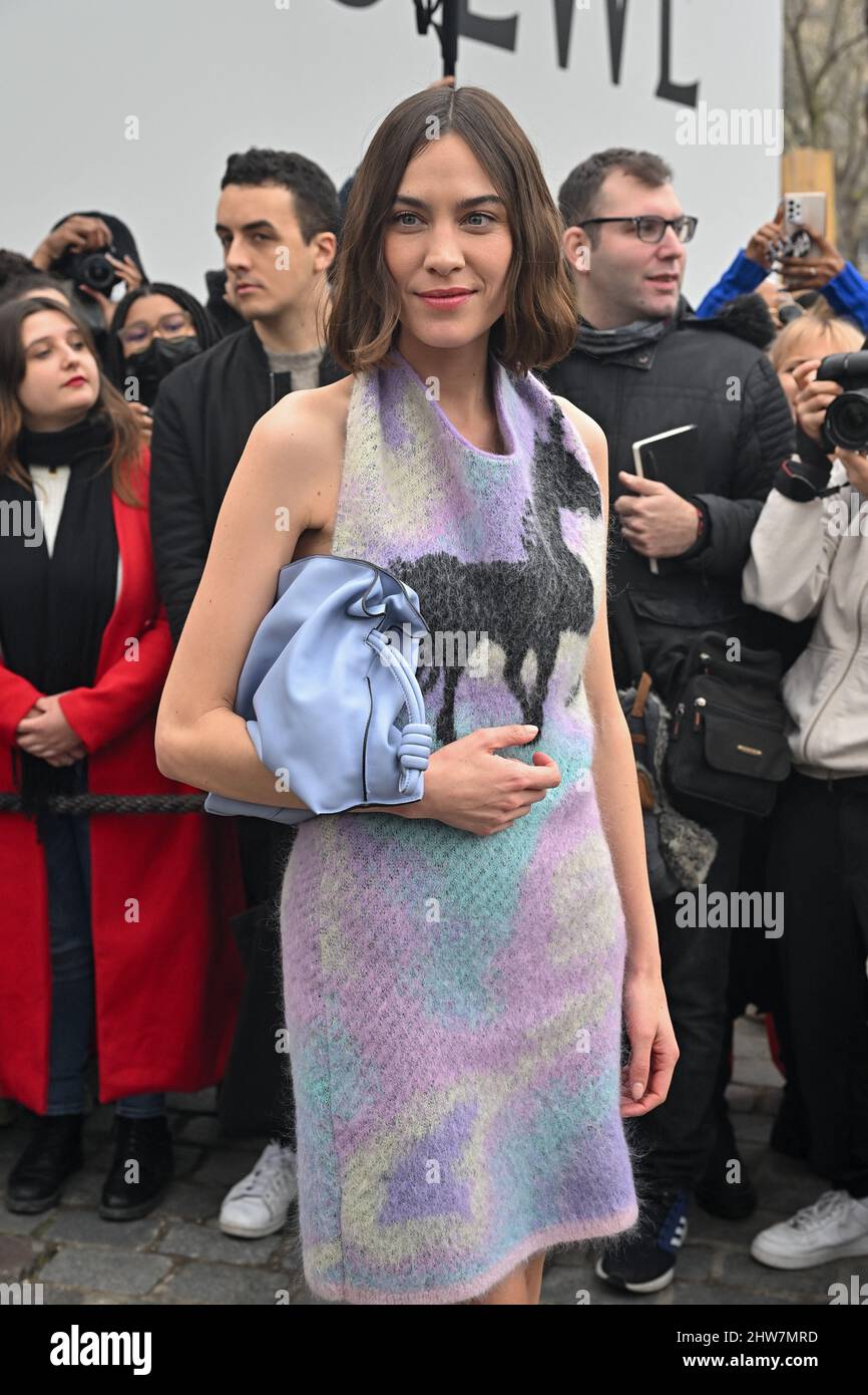 Paris, France. 04th mars 2022. Alexa Chung participe au spectacle Loewe  pendant l'automne/hiver 22/23 à Paris, France, le 4 mars 2022. Photo de  Julien Reynaud/APS-Medias/ABACAPRESS.COM crédit: Abaca Press/Alay Live News  Photo Stock -