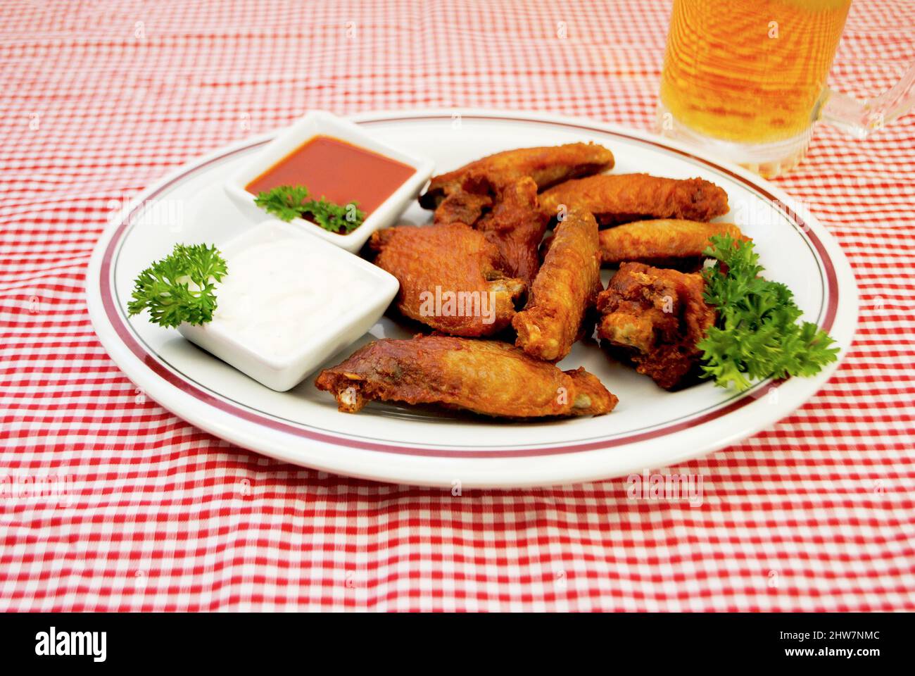 Plaque de pique-nique d'ailes de Buffalo frites épicées servie avec sauce chaude et vinaigrette au fromage bleu Banque D'Images