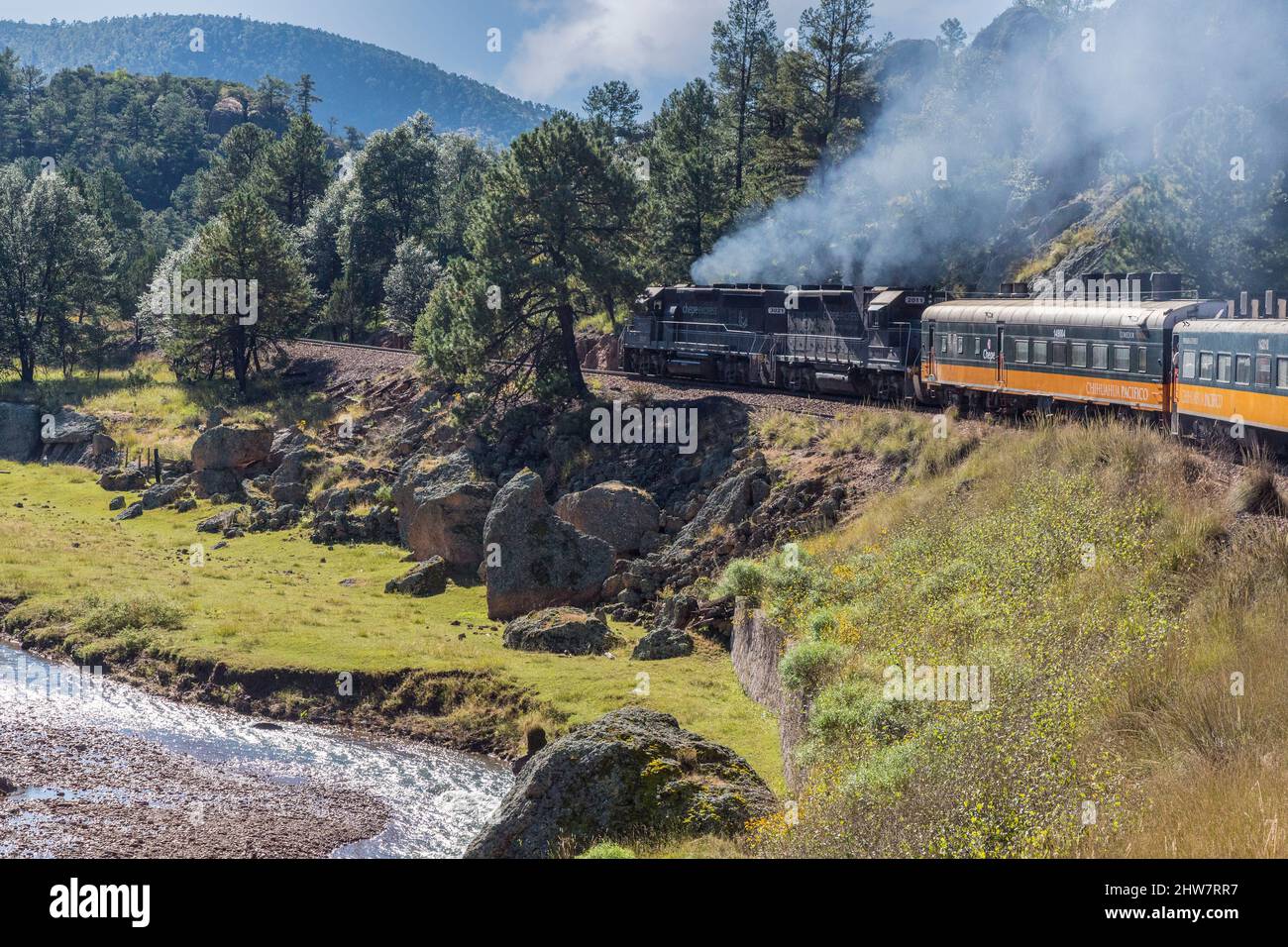 El Chepe train, pollution par les combustibles fossiles, État de Chihuahua, Mexique. Banque D'Images