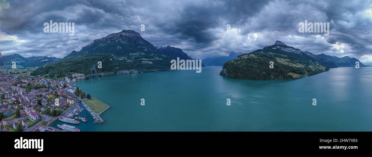 Tempête sur le lac de Lucerne. Ville de Brunnen. Canton de Schwyz. Suisse. Panorama sur les montagnes des Alpes. Banque D'Images