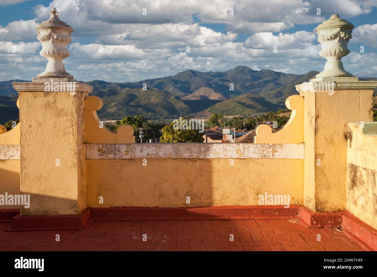 Cuba, Trinité. Collines encerclant Trinidad, du toit du monastère de San Francisco. Banque D'Images