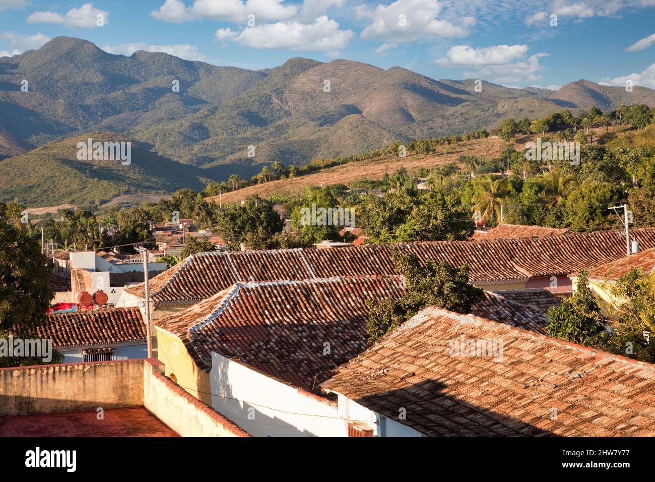 Cuba, Trinité. Collines encerclant Trinidad, du toit du monastère de San Francisco. Banque D'Images
