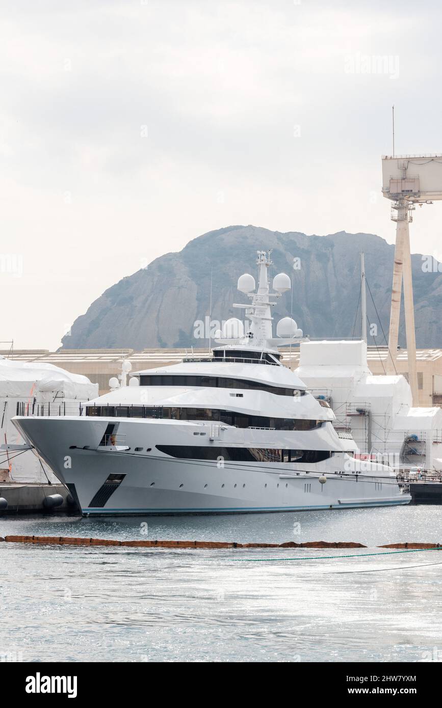 La Ciotat, France. 04th mars 2022. Le yacht du patron de Rosneft Igor Setchine Amore Vero - qui signifie « amour véritable » - a été saisi par les autorités françaises et se trouve dans le port de la Ciotat, dans le sud de la France, le 4 mars 2022. La France a procédé, dans le cadre des sanctions européennes contre la Russie, à la saisie d'un yacht lié à l'oligarque russe Igor Sechin, patron du géant pétrolier Rosneft. Le yacht de luxe de près de 86 mètres était dans un chantier naval de la Ciotat, dans le sud de la France. Photo de Florian Escoffier/ABACAPRESS.COM crédit: Abaca Press/Alay Live News Banque D'Images