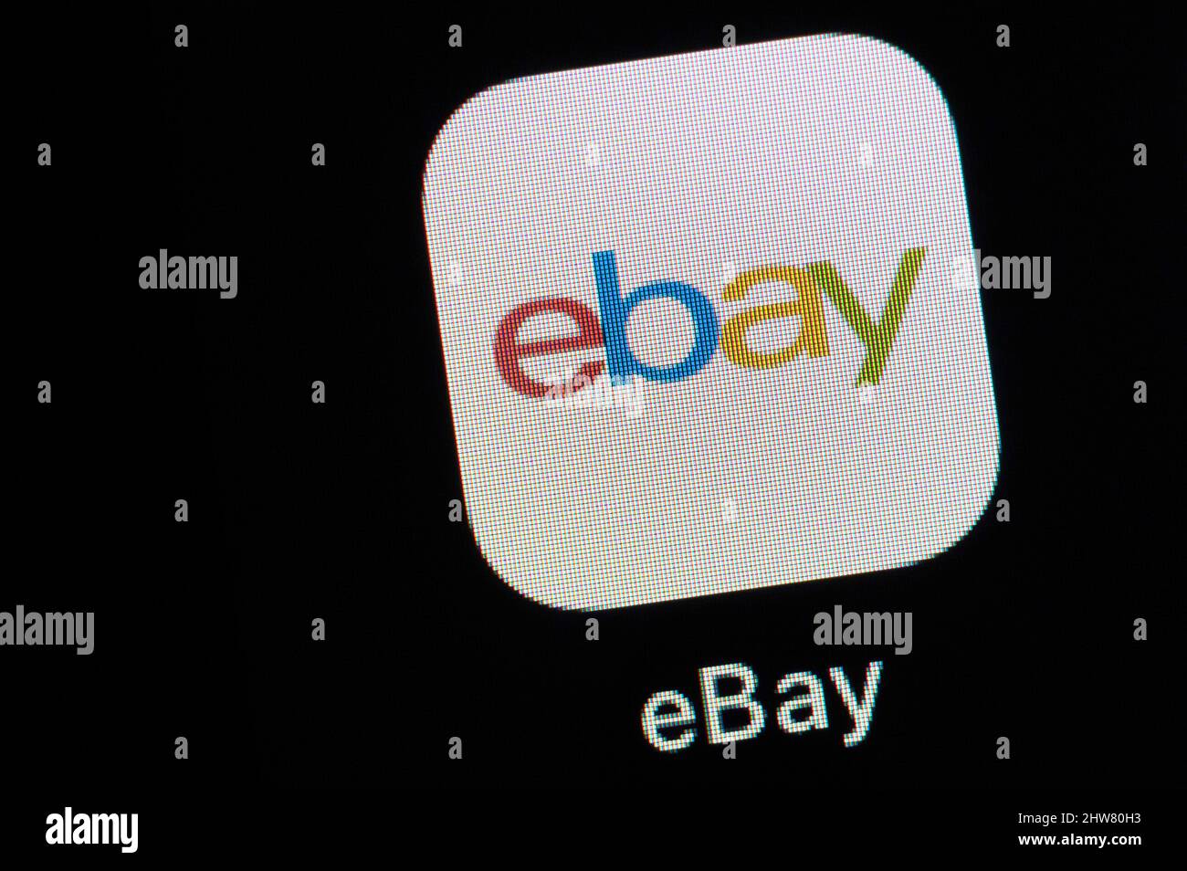 ILLUSTRATION - 03 mars 2022, Bade-Wurtemberg, Rottweil: Le logo de l'app de la place de marché en ligne eBay peut être vu sur l'affichage d'un iPhone se. Photo: Silas Stein/dpa Banque D'Images