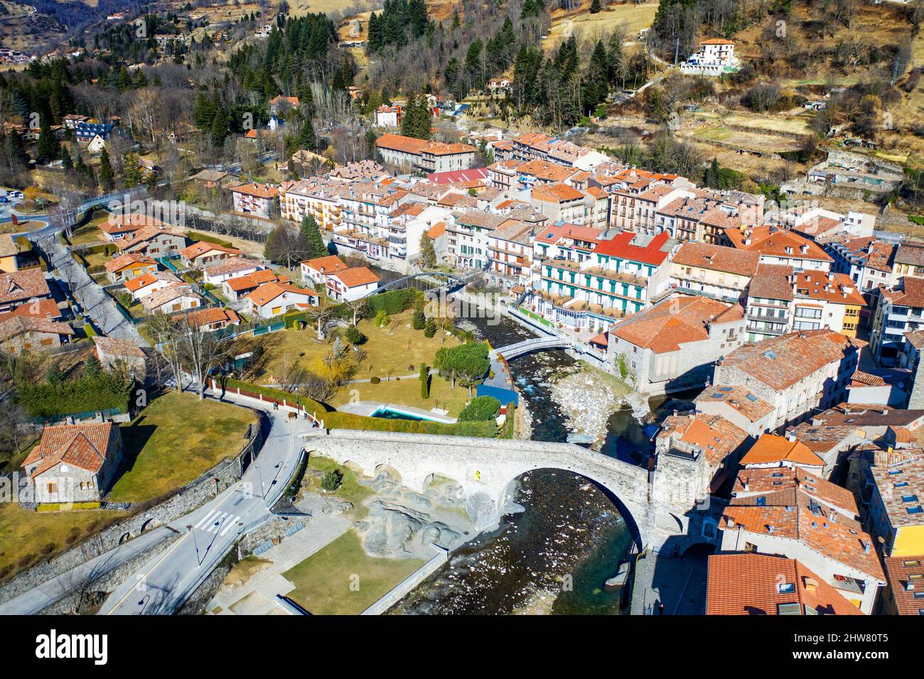 Vue aérienne du pont Nou de la rivière Ter à Camprodon dans les Pyrénées, province de Gérone Catalogne, Espagne Banque D'Images