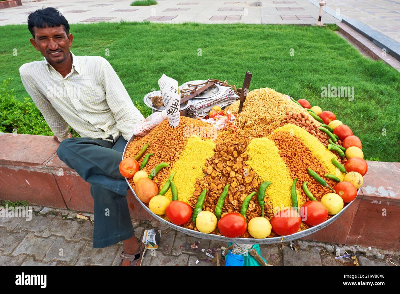 Inde Rajasthan Amber. Homme vendant des fruits secs Banque D'Images