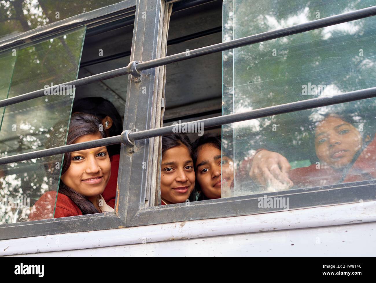 Inde Delhi. Les filles dans un bus Banque D'Images