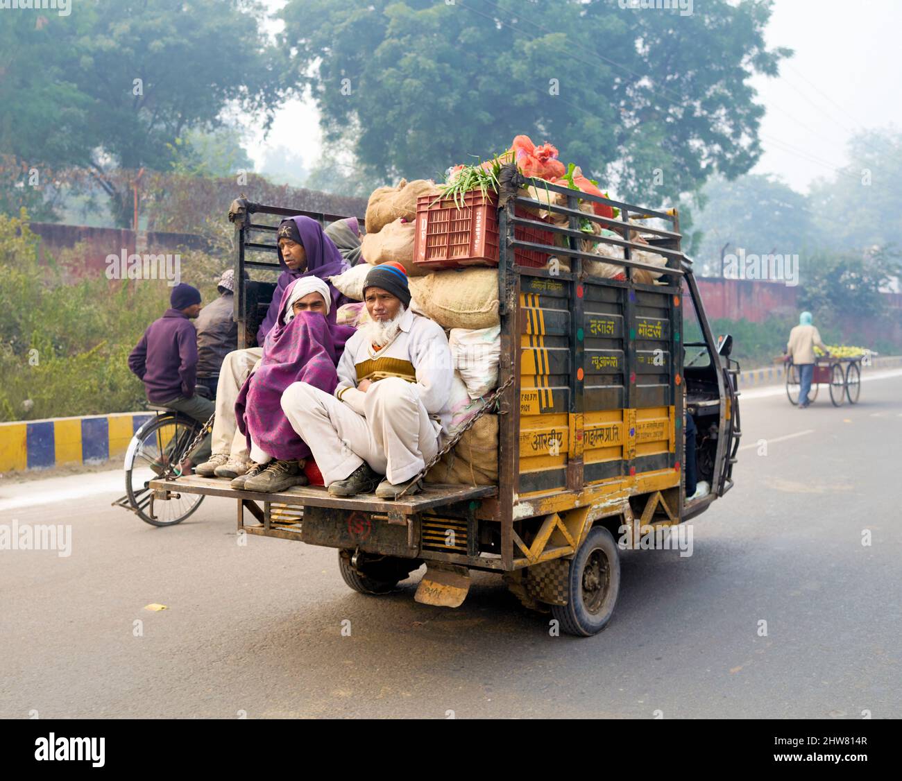 Inde Agra. Transport lent sur un véhicule à trois roues Banque D'Images