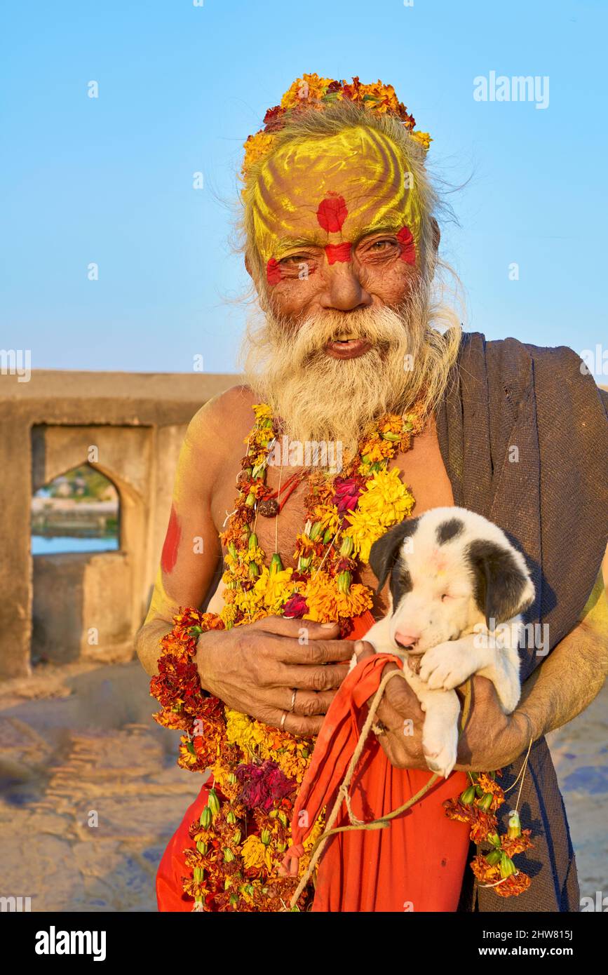 Inde Madyha Pradesh Orcha. Portrait d'un homme Saint (sadhu) avec son chien de chiot Banque D'Images