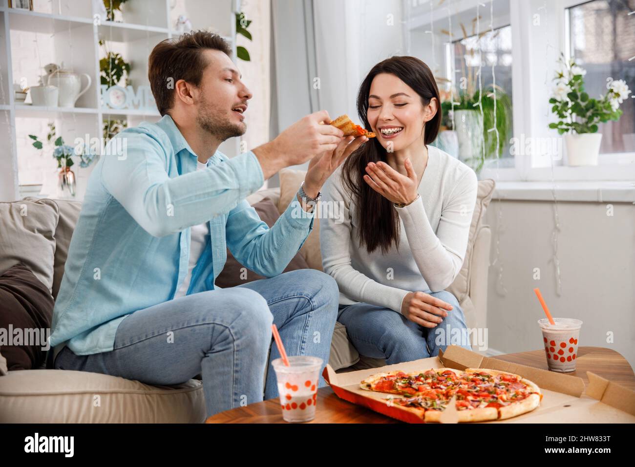 Couple et manger pizza Banque D'Images