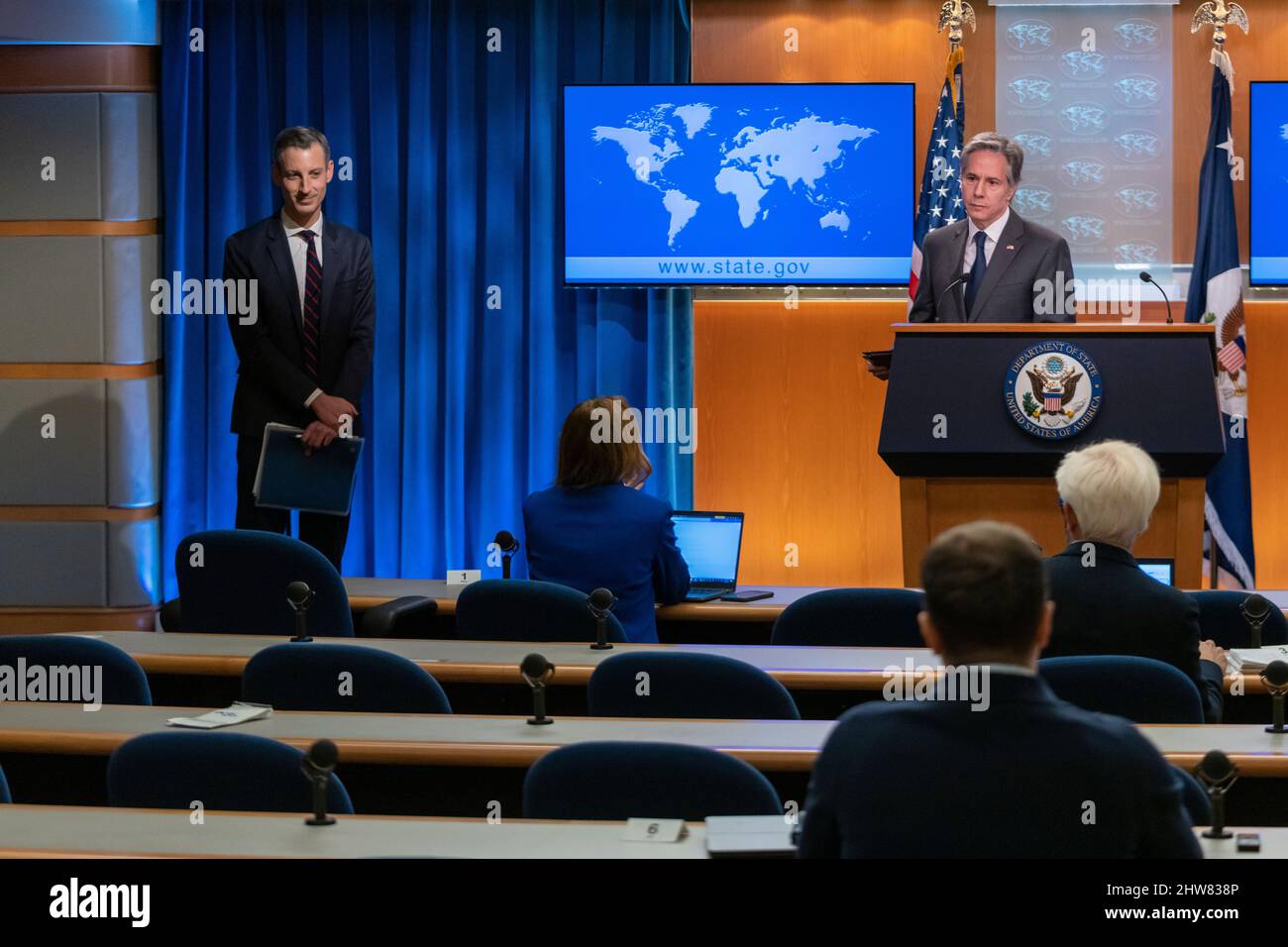Le 2 mars 2022, le secrétaire d'État Antony J. Blinken a prononcé un discours devant la presse au Département d'État des États-Unis à Washington. Banque D'Images