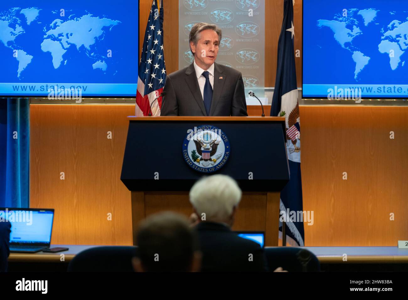 Le 2 mars 2022, le secrétaire d'État Antony J. Blinken a prononcé un discours devant la presse au Département d'État des États-Unis à Washington. Banque D'Images