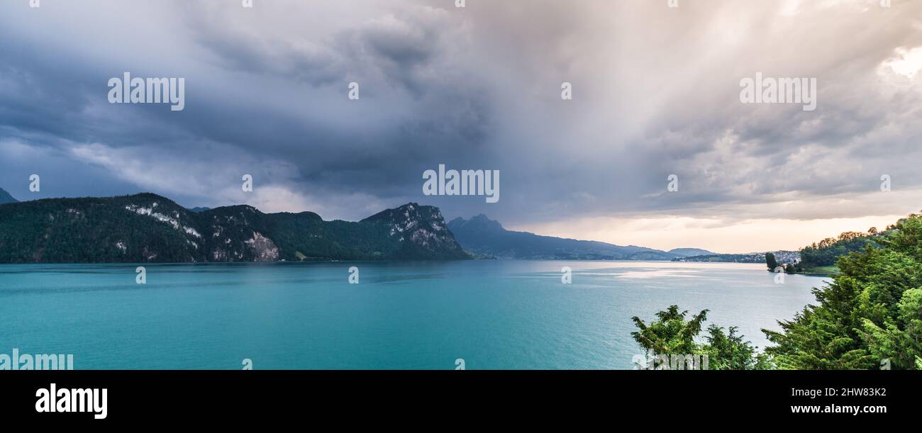L'atmosphère grandiose du front de tempête. Mauvais temps. Il y a de lourds nuages dans le ciel. Paysage Suisse, Canton de Lucerne. Lac de Lucerne. Banque D'Images