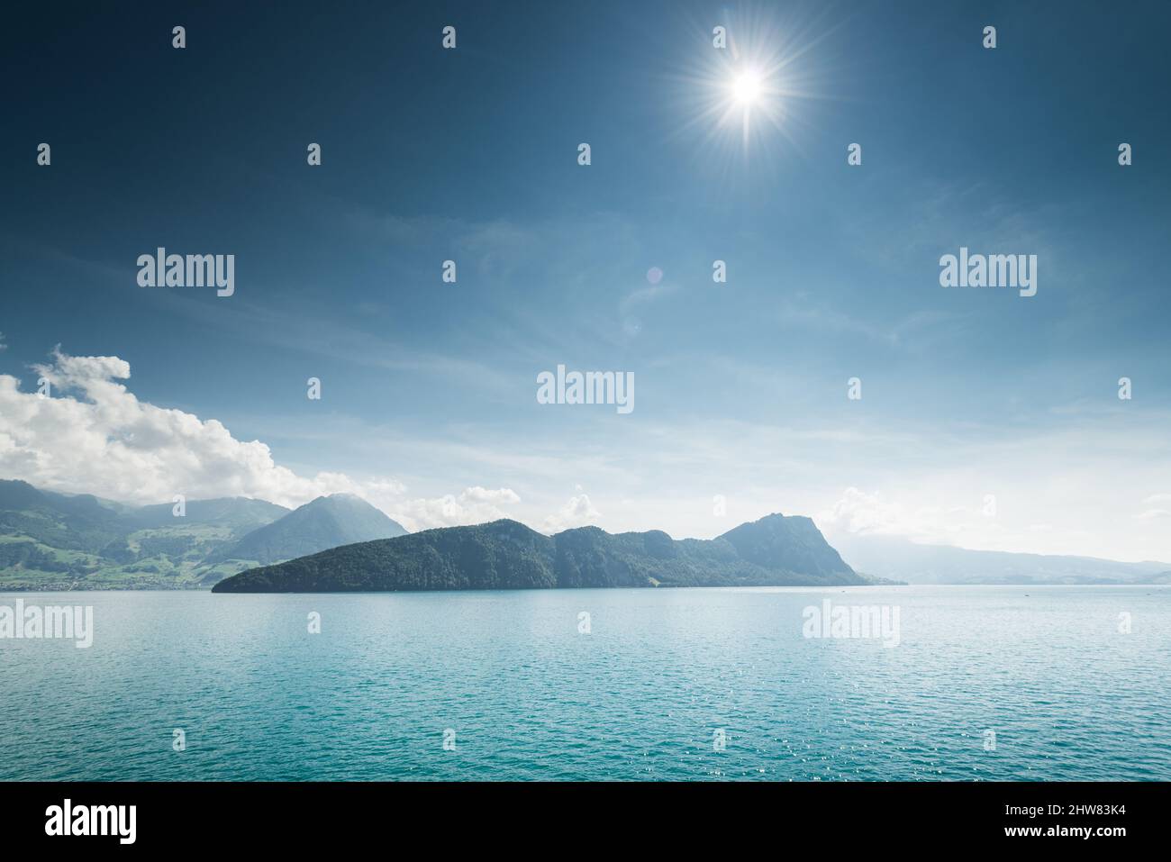 Soleil lumineux sur les montagnes et le lac. Paysage d'été. Suisse, canton de Lucerne. Banque D'Images