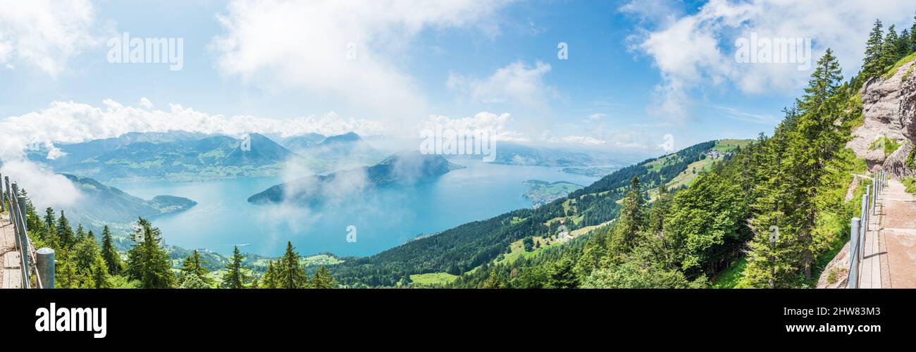 Routes touristiques célèbres en Suisse. Vue aérienne. Riga Kaltbad. Panorama de la passerelle le long de la falaise. Alpes montagnes et lac de Lucerne. Banque D'Images