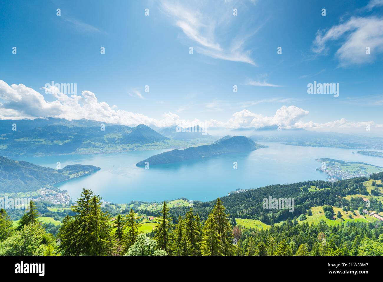 Routes touristiques célèbres en Suisse. Vue aérienne. Riga Kaltbad. Panorama de la passerelle le long de la falaise. Alpes montagnes et lac de Lucerne. Banque D'Images