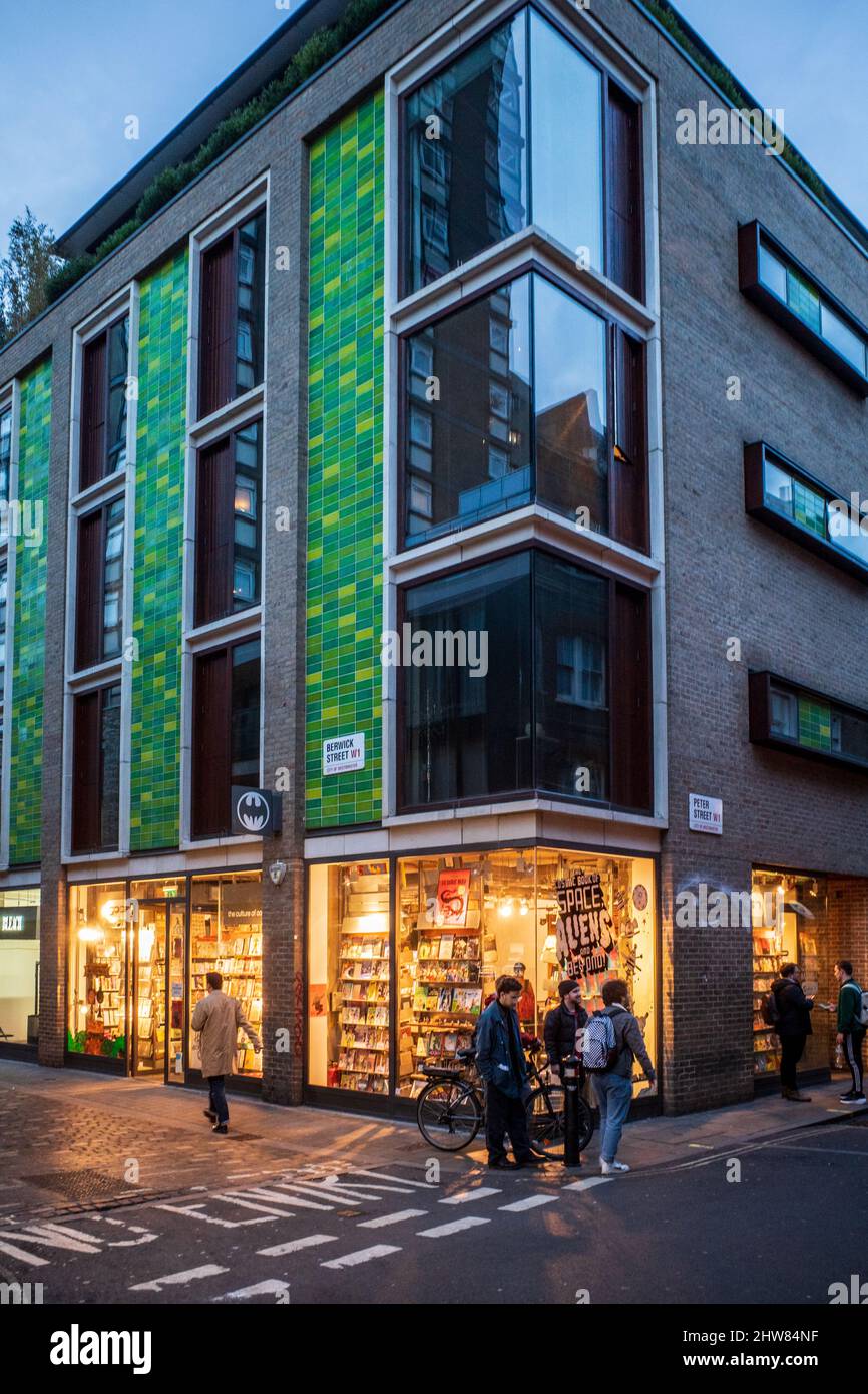 Bravo ! BD Soho London sur Berwick Street dans le quartier cosmopolite de Soho à Londres. Berwick St accueille un petit marché et est bien connu pour les magasins de tissus. Banque D'Images