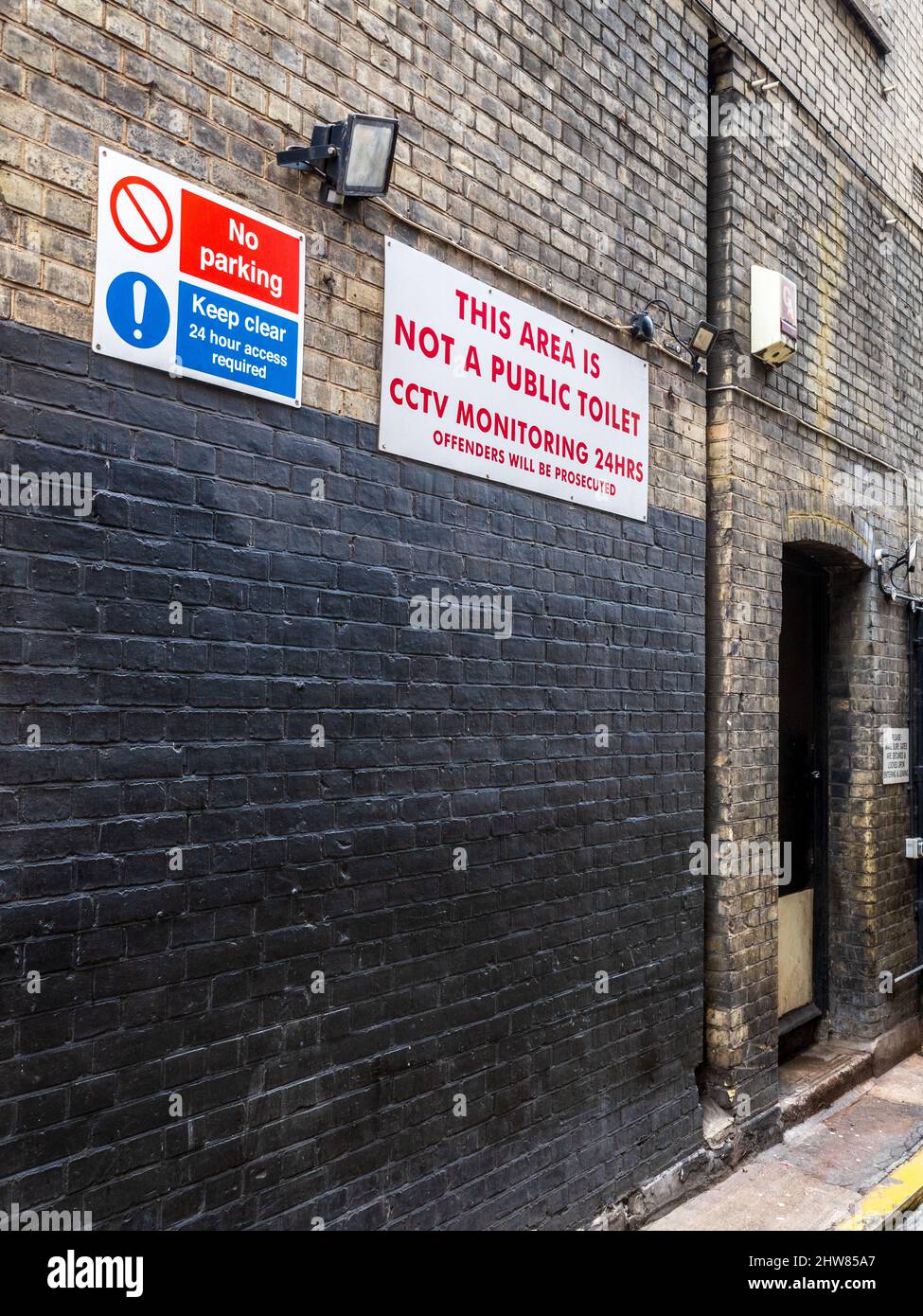 Ce n'est pas un panneau d'avertissement de toilettes publiques dans une allée de Londres. Signez un avertissement dans une allée contre l'urination et la surveillance CCTV. Banque D'Images