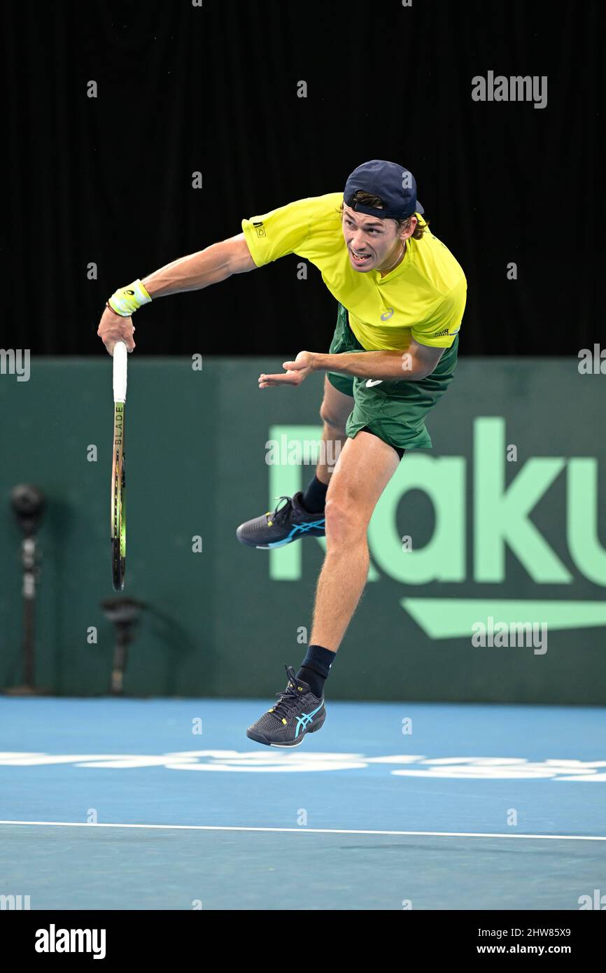 4th mars 2022: Ken Rosewall Arena, Sydney Olympic Park, Sydney, Australie; Davis Cup tennis, Australie contre Hongrie; Alex de Minaur d'Australie sert à Zsombor Piros de Hongrie Banque D'Images