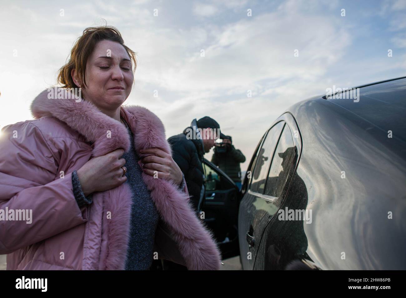 Une femme ukrainienne pleure après avoir trouvé ses proches l'attendre du côté polonais de la frontière. Le 8th jour de l'invasion russe en Ukraine, des milliers de réfugiés épuisés fuyant la guerre arrivent dans la ville frontalière polonaise de Przemysl. (Photo par Attila Husejnow/SOPA Images/Sipa USA) crédit: SIPA USA/Alay Live News Banque D'Images