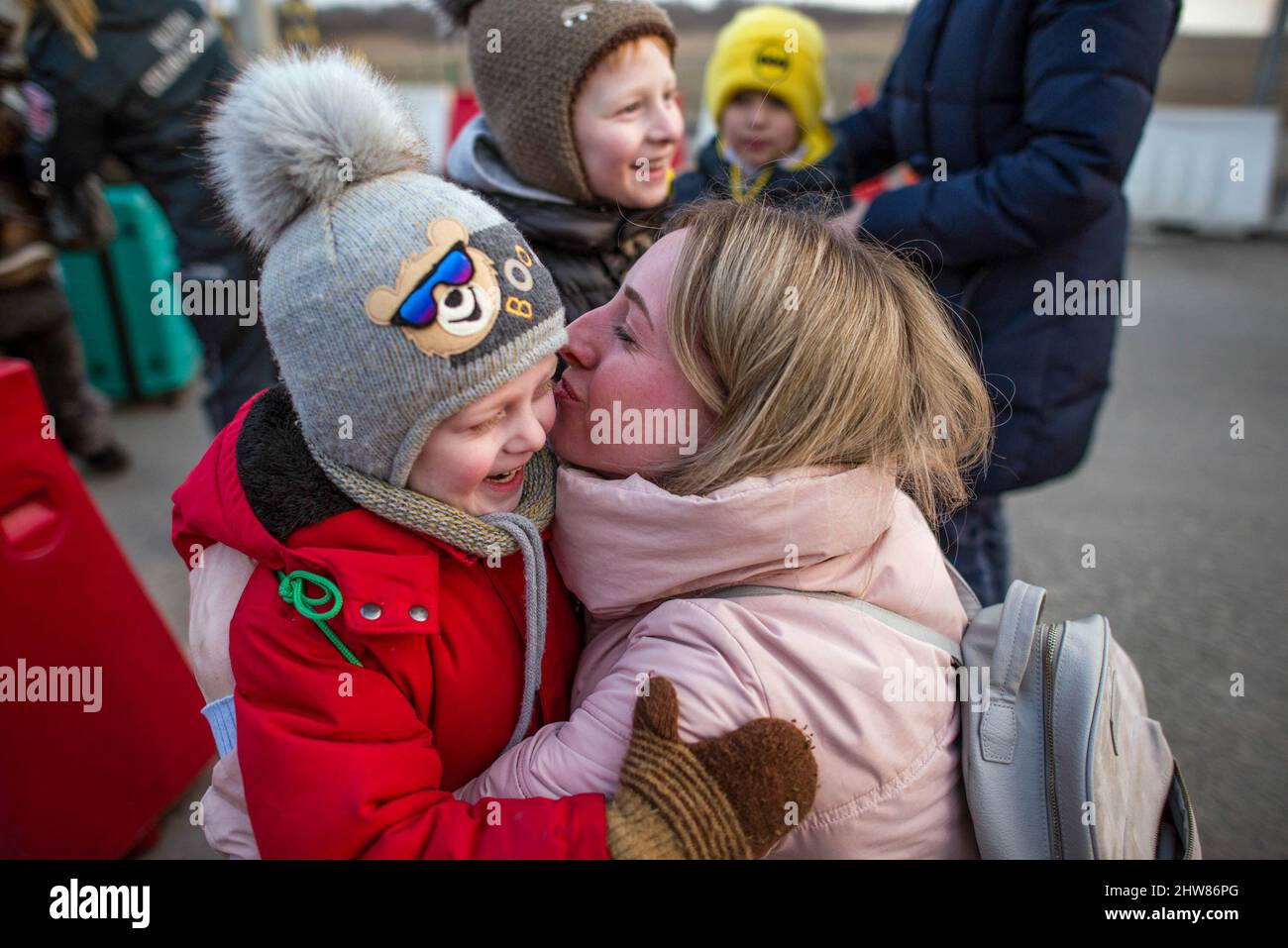 Une femme ukrainienne crie et se déchois avec son fils après avoir trouvé ses proches qui ont traversé la frontière polonaise. Le 8th jour de l'invasion russe en Ukraine, des milliers de réfugiés épuisés fuyant la guerre arrivent dans la ville frontalière polonaise de Przemysl. (Photo par Attila Husejnow/SOPA Images/Sipa USA) crédit: SIPA USA/Alay Live News Banque D'Images