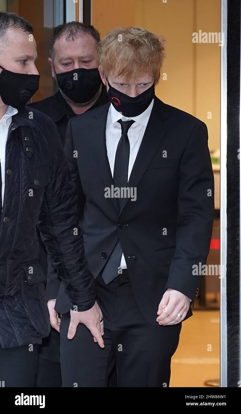 Ed Sheeran quitte le Rolls Building dans le centre de Londres, où il a intenté une action en justice contre sa chanson à succès de 2017, « Shape of You », après que les auteurs Sami Chokri et Ross O'Donoghue aient affirmé que la chanson contrevient à certaines parties de l'une de leurs chansons. Date de la photo : vendredi 4 mars 2022. Banque D'Images