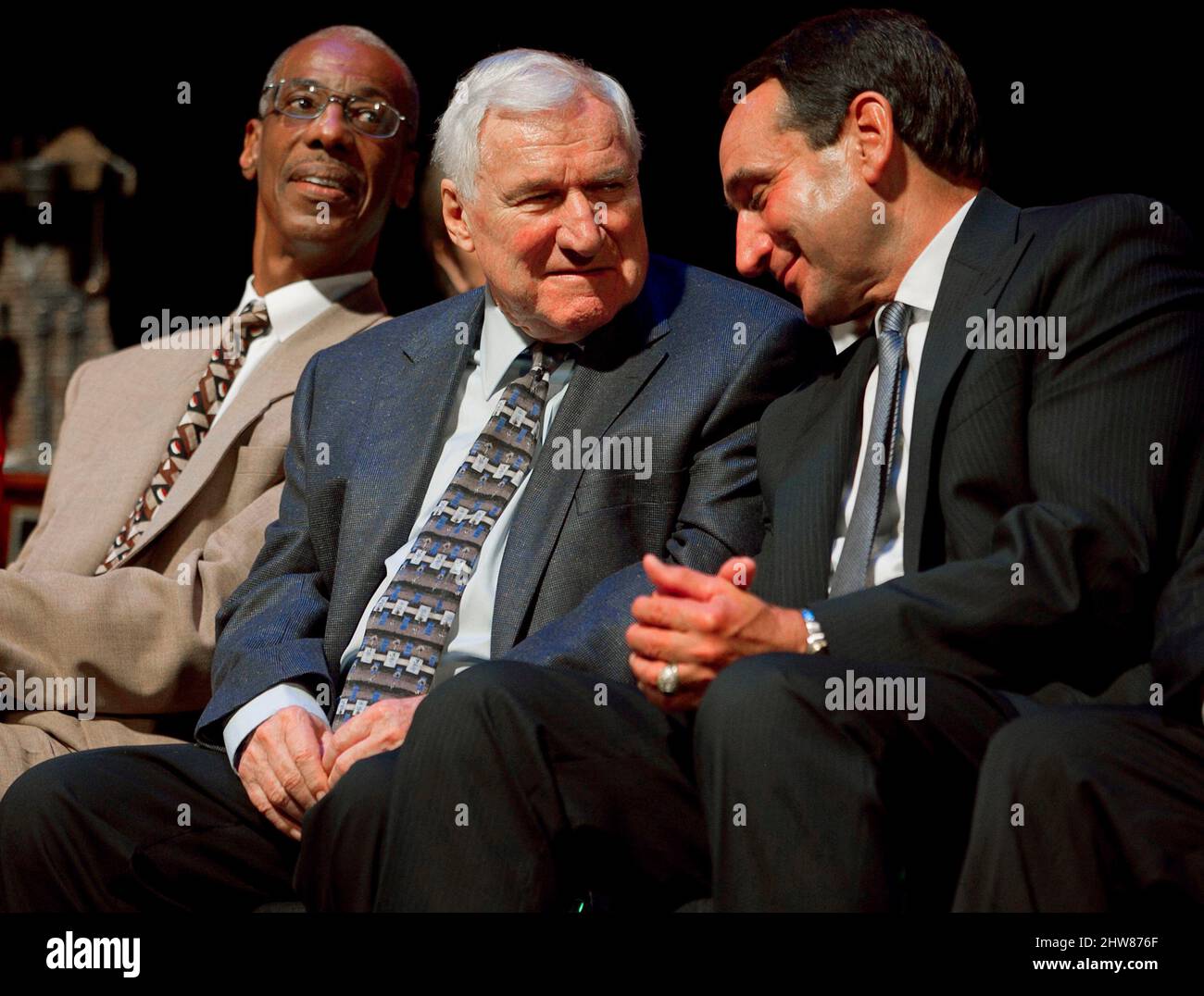 Raleigh, États-Unis. 08th févr. 2015. L'entraîneur de Duke Mike Krzyzewski reconnaît l'ancien entraîneur de l'UNC Dean Smith comme il est honoré avec le prix Dr. James A. Naismith Good Sportsportsship Award le mercredi 29 juin 2011, à l'Auditorium Memorial de Raleigh, en Caroline du Nord. (Photo de Robert Willett/The News & observer/TNS/Sipa USA) crédit : SIPA USA/Alay Live News Banque D'Images