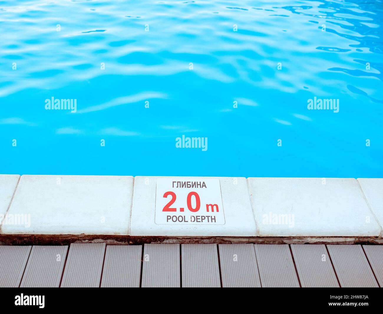 Le bord de la piscine avec la table avec des informations sur la profondeur en anglais et en ukrainien. Sport, sécurité, loisirs et détente Banque D'Images