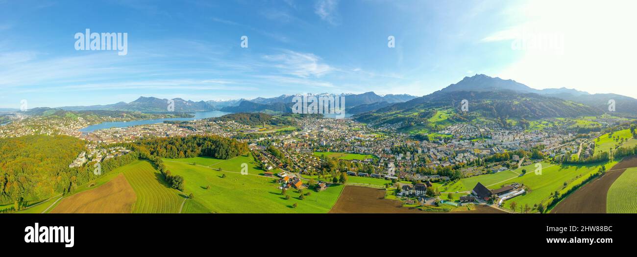 Large panorama du canton de Lucerne. Suisse. Montagnes des Alpes, pic de Pilatus. Vue aérienne. Horizon de la ville et paysage de village Banque D'Images