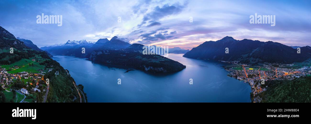Panorama nocturne du canton de Schwyz, lac de Lucerne. Ville Brunnen et Morschach. Veilleuses. Vue aérienne. Banque D'Images