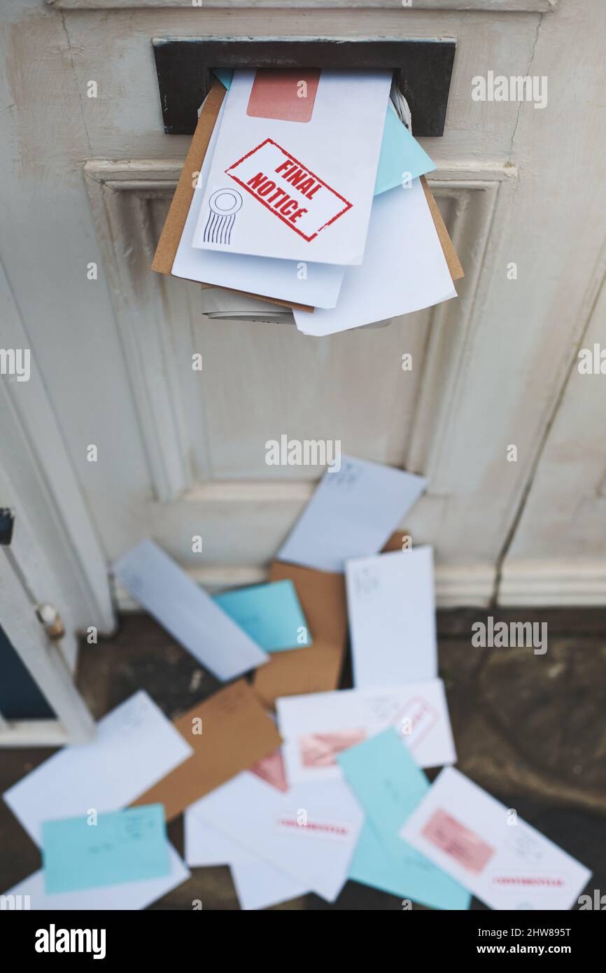 Entassés de correspondance. Photo rognée de lettres dans une boîte de lettres. Banque D'Images