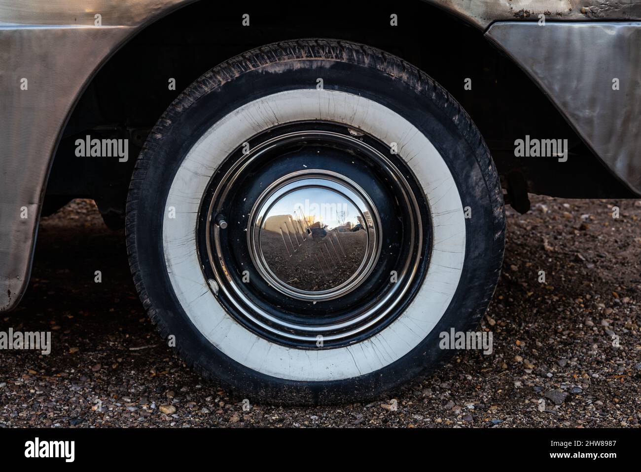 Le pneu mural blanc d'une voiture classique qui est légèrement abîmé à Winslow, Arizona. Banque D'Images